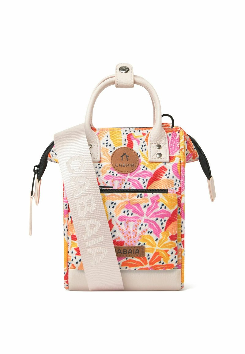 Kleine rechteckige Tasche mit einem lebhaften Blumenmuster in Pink, Orange und Gelb. Verfügt über weiße Lederakzente und einen markierten Stoffriemen.