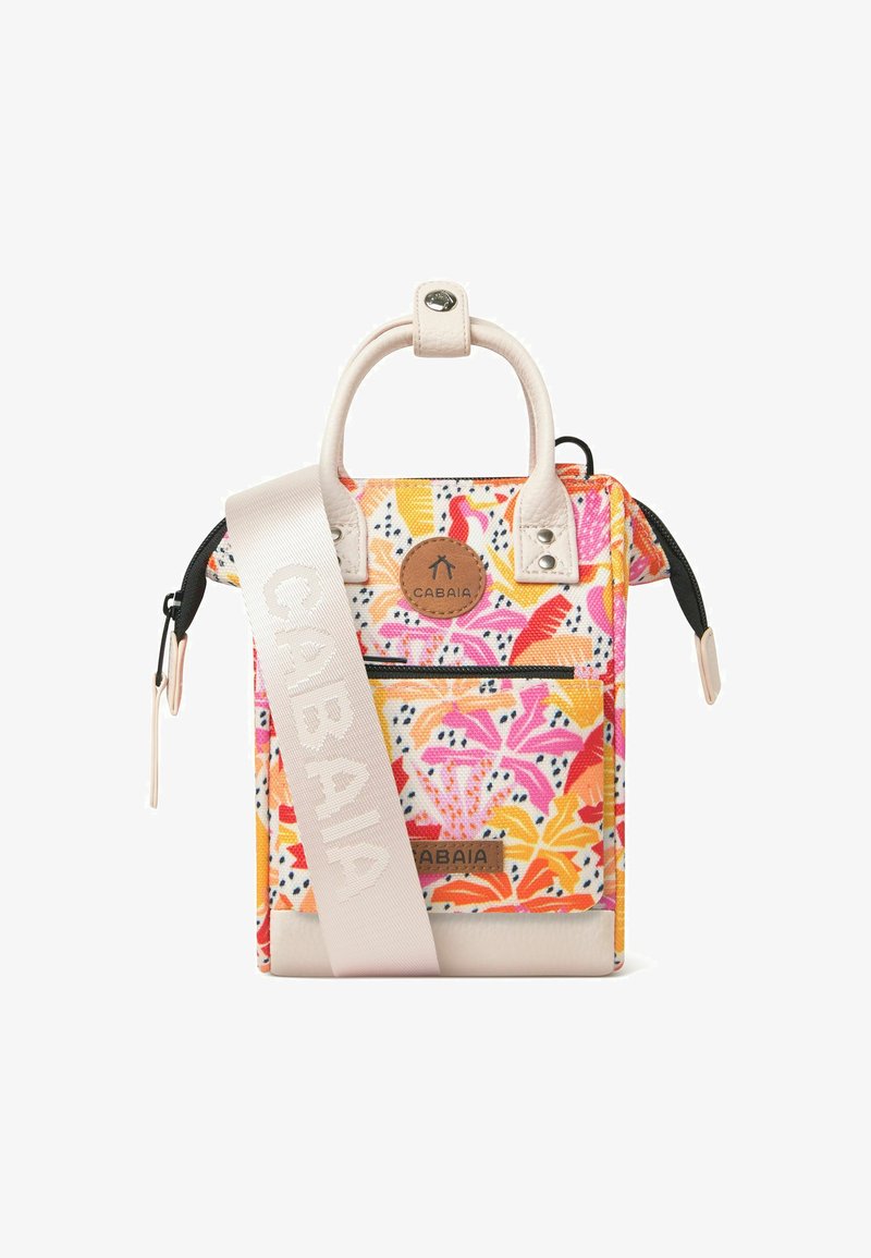 Kleine rechteckige Tasche mit einem lebhaften Blumenmuster in Pink, Orange und Gelb. Verfügt über weiße Lederakzente und einen markierten Stoffriemen.