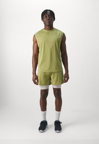 ICANIWILL STRIDE SLEEVELESS MEN - Felső - light olive
