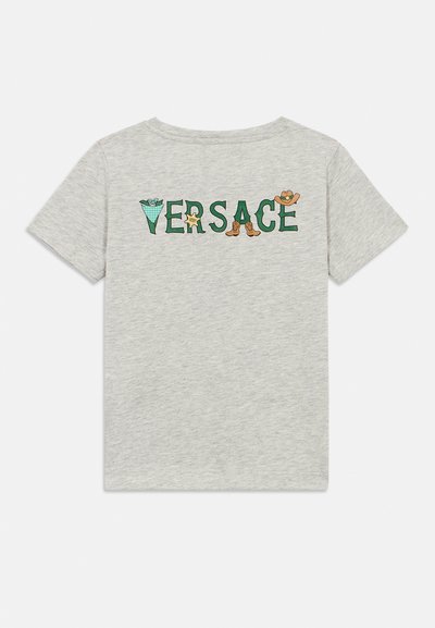 Γκρι βαμβακερό T-shirt με τη λέξη "VERSACE" σε πολύχρωμα γράμματα με διακοσμητικά μοτίβα, κοντά μανίκια και άνετη εφαρμογή.