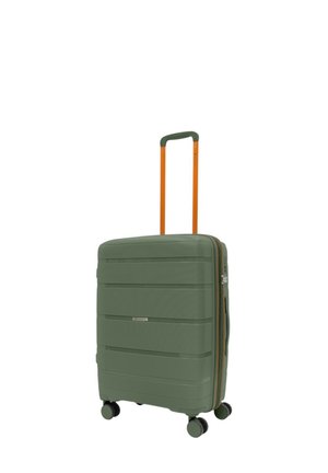 Valigia rigida verde con manico telescopico arancione, strisce testurizzate e quattro ruote nere per la mobilità. Chiusura con zip e dettagli a contrasto.