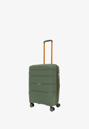 Valigia rigida verde con manico telescopico arancione, strisce testurizzate e quattro ruote nere per la mobilità. Chiusura con zip e dettagli a contrasto.