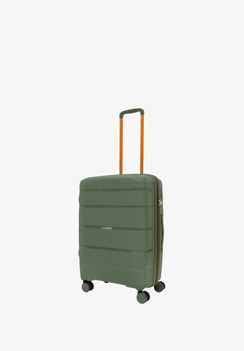 Valigia rigida verde con manico telescopico arancione, strisce testurizzate e quattro ruote nere per la mobilità. Chiusura con zip e dettagli a contrasto.
