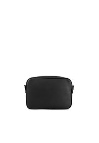 Bolso de hombro de cuero negro con forma rectangular, textura suave y diseño minimalista. Cuenta con un cierre de cremallera y una correa desmontable.