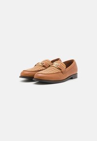 Tan leren loafers met een geweven bovenkant, voorzien van een decoratieve gouden gesp. Glad textuur, ronde neus en lage gestapelde hak.