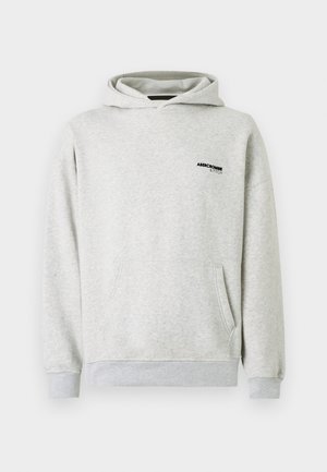 Helehall pullover-huudi, millel on ees tasku ja väike must Abercrombie & Fitchi logo vasakul rinnal.