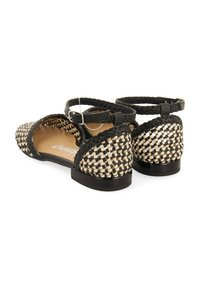 Sandales tressées noires et beiges avec une sangle de cheville, semelle plate et motif texturé sur le dessus. Design à talon ouvert pour une meilleure respirabilité.