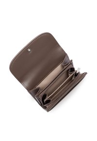 Portafoglio in pelle marrone compatto aperto, che mostra molteplici scomparti tra cui una tasca con zip e slot per carte, su uno sfondo bianco.