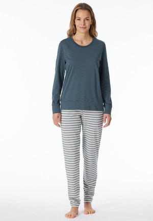 Maglietta azzurro chiaro a maniche lunghe abbinata a pantaloni da pigiama morbidi a righe grigie e bianche. Entrambi i capi presentano una vestibilità comoda e una texture liscia.