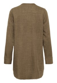 Blusa de manga larga en tejido marrón texturizado con cuello redondo y dobladillo curved. Presenta un ajuste holgado y puños enrollados.