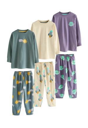 Trois ensembles de pyjamas pour enfants avec des manches longues et des pantalons, présentant des motifs sur le thème de l'espace : étoiles filantes, fusées et planètes souriantes.