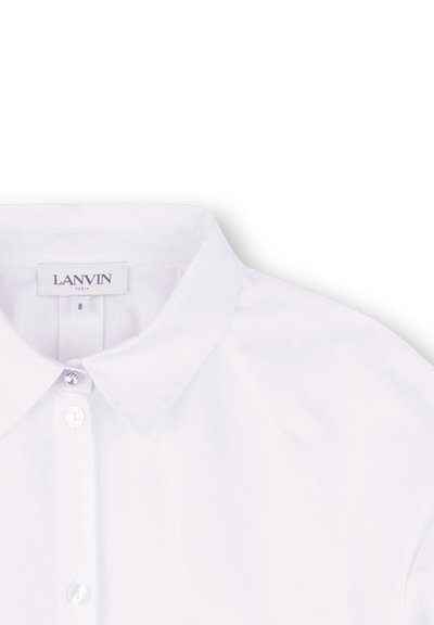 Chemise blanche à boutons avec un col classique, fabriquée en tissu lisse, dotée d'une petite étiquette logo et de boutons nacrés.