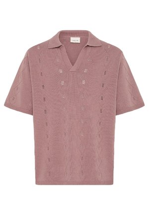 Μωβ πλεκτό πόλο με κοντά μανίκια, μοτίβο από οπές σε σχήμα διαμαντιού και γιακά σε σχήμα V.