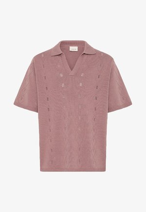 Μωβ πλεκτό πόλο με κοντά μανίκια, μοτίβο από οπές σε σχήμα διαμαντιού και γιακά σε σχήμα V.