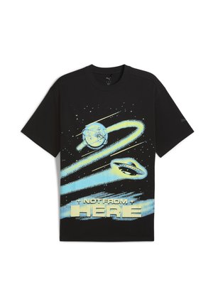 T-shirt nera in cotone con design grafico che rappresenta pianeti e la scritta "NON PROVENIENTE DA QUI" in blu chiaro e giallo. Maniche corte.