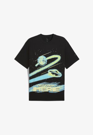 Svart bomulls t-shirt med en grafisk design av planeter och texten "IKKE FRA HER" i ljusblått och gult. Korta ärmar.