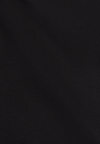 Czarna tkanina o gładkiej, drobnej fakturze, wykazująca niewielką elastyczność i jednolity wzór splotu. Brak widocznych wzorów lub akcentów.