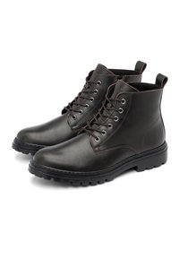 Bottes basses en cuir marron à texture lisse, avec œillets métalliques, lacets ronds et semelle en caoutchouc robuste pour une bonne adhérence. Tirette de talon renforcée.