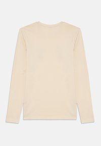 Πουκάμισο με μακριά μανίκια σε ανοιχτό μπεζ χρώμα, με κλασικό σχέδιο λαιμού τύπου crew και λεία υφή, χωρίς ορατά σχέδια ή διακοσμητικά στοιχεία.