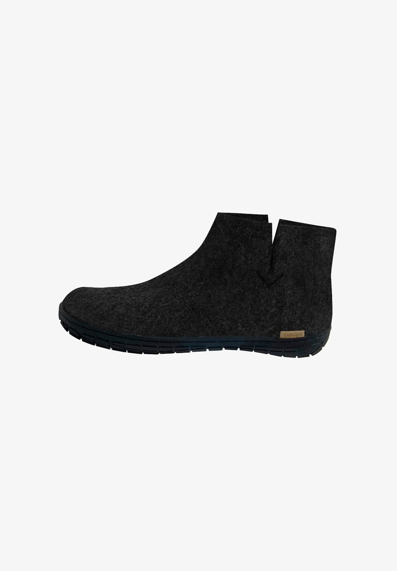 Bottines noires en feutre avec une surface lisse et texturée, présentant un design fendu en haut et une semelle en caoutchouc contrastante.