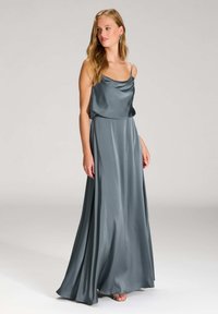 Satin-Abendkleid, Schalkragen, dünne Träger, bodenlang, in gedämpftem Blaugrün. Weiche Textur mit fließender Silhouette, subtiler Glanz.