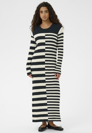 Gestreiftes Strickkleid mit einem geteilten Design in Marineblau und Creme, langen Ärmeln und rundem Ausschnitt. Fußlanger Schnitt.