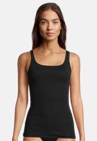 Czarny top na ramiączkach z prostokątnym dekoltem, wykonany z elastycznego materiału. Posiada wąskie ramiączka oraz dopasowany krój. Gładka tekstura.