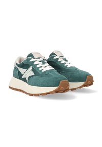 Grüne Wildledersneaker mit weißen Akzenten, ausgestattet mit einer klobigen cremefarbenen Zwischensohle und einer strukturierten braunen Gummisohle. Die Schnürsenkel sind weiß.