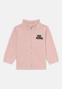 Chaqueta de forro polar rosa con cuello alto, cremallera completa, mangas largas y "PAW PATROL" bordado en negro en el lado izquierdo del pecho. Textura suave.