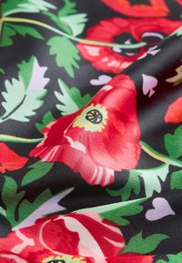 Material floral cu maci roșii și frunze verzi pe un fundal negru, cu o textură netedă și culori vibrante.