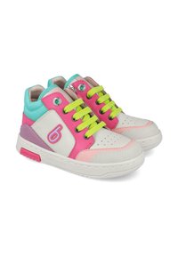 Zapatillas altas con un diseño en blanco, rosa y aqua, que presentan cordones en verde neón, puntera perforada y detalle del logotipo en el lateral.