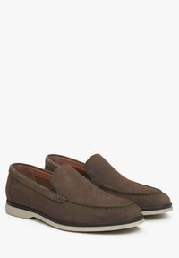 Brązowe zamszowe buty slip-on z okrągłym czubkiem, kontrastującą beżową gumową podeszwą oraz dekoracyjnym przeszyciem wzdłuż brzegów.