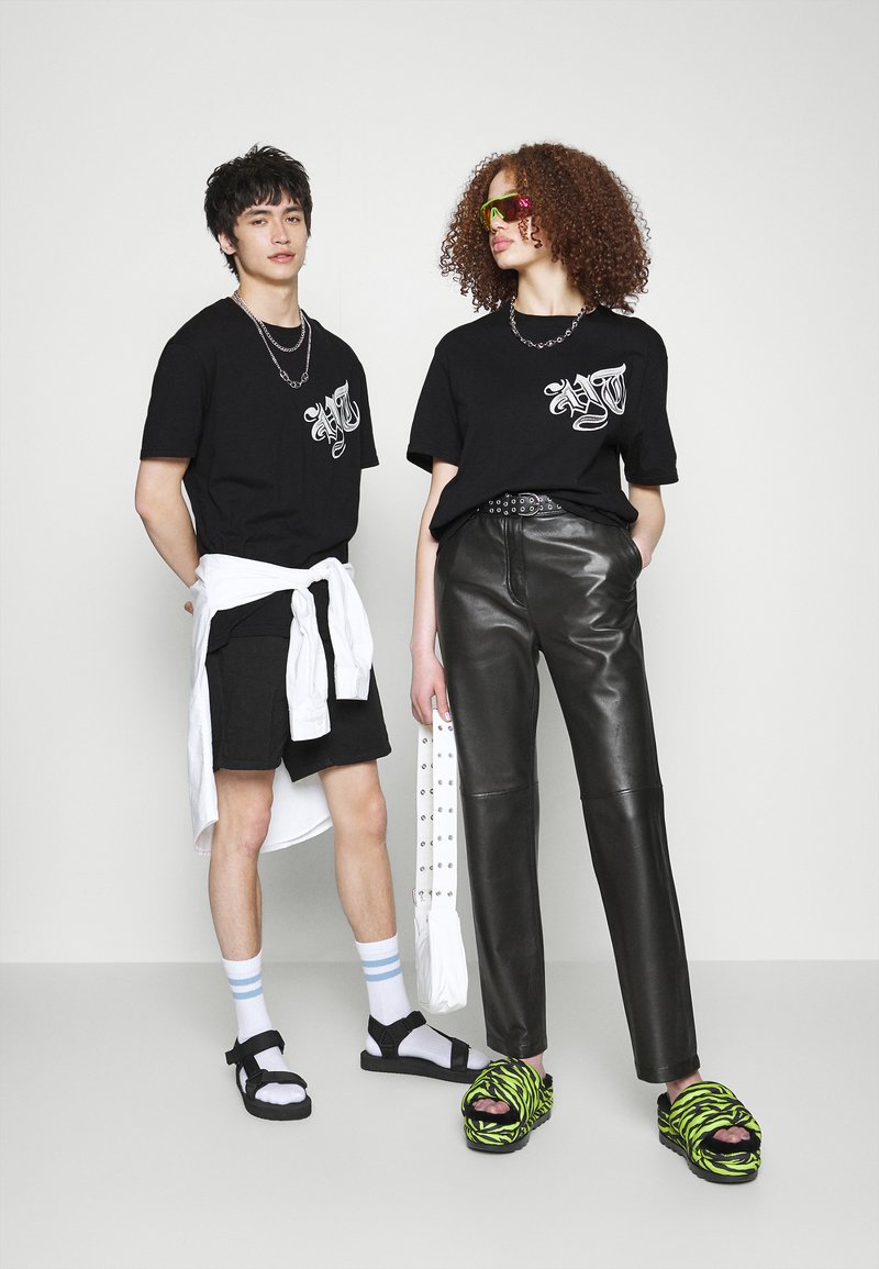 Damen T-Shirts | YOURTURN GRAPHIC TEE UNISEX T-Shirt print black/schwarz - PS86855 Damen T-Shirts | YOURTURN GRAPHIC TEE UNISEX T-Shirt print black/schwarz - PS86855