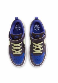 Fioletowo-niebieskie sneakersy Nike z perforowaną częścią na palcach, kremowymi sznurowadłami i wyściełanym kołnierzem. Wnętrze zdobi kwiatowy wzór na wkładce.