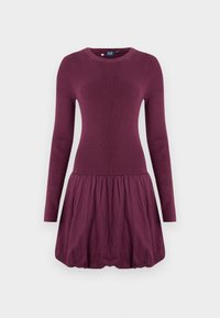 Lilla kleit, millel on soonikuga ülakeha, pikad varrukad ja kogutud seelik. Kangas tundub siledana ja kerge tekstuuriga.