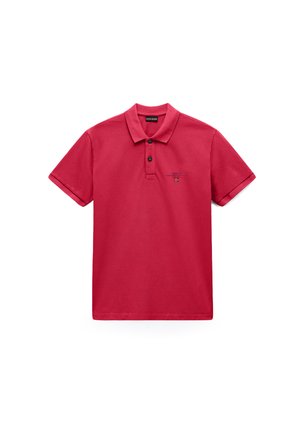 Polo rojo de manga corta con dos botones negros, cuello y pequeño logo bordado en el pecho izquierdo.