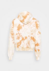 Klippt hoodie i krämfärg med ett tie-dye mönster i nyanser av orange. Har en dragsko för huvan samt ribbade muddar och nederkant. Mjuk textur.