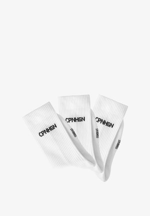 Drei Paar weiße gerippte Socken mit schwarzem Text "CPNHGN" und "STUDIOS" an den Seiten, aus weichem Stoff.