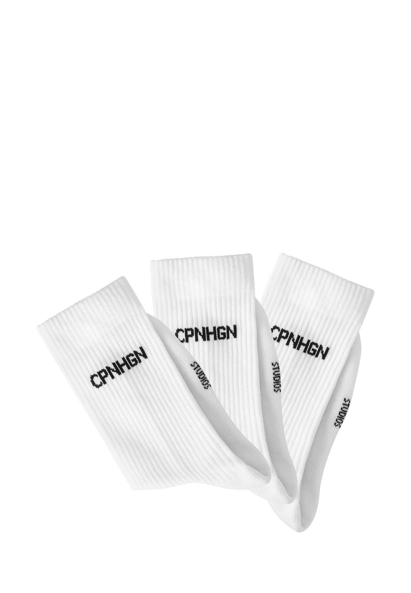 Drei Paar weiße gerippte Socken mit schwarzem Text "CPNHGN" und "STUDIOS" an den Seiten, aus weichem Stoff.