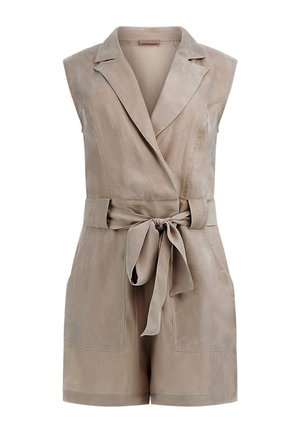 Combinaison beige sans manches en tissu doux, dotée d'un col châle, d'une taille nouée et de deux poches frontales, avec une coupe nette et élégante.