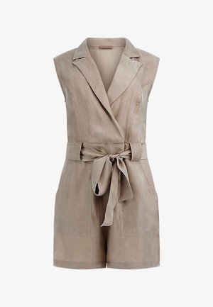 Mouwloze beige romper gemaakt van zachte stof, met een sjaalkraag, een ceintuur in de taille en twee voorzakken, met een strak, op maat gemaakt ontwerp.