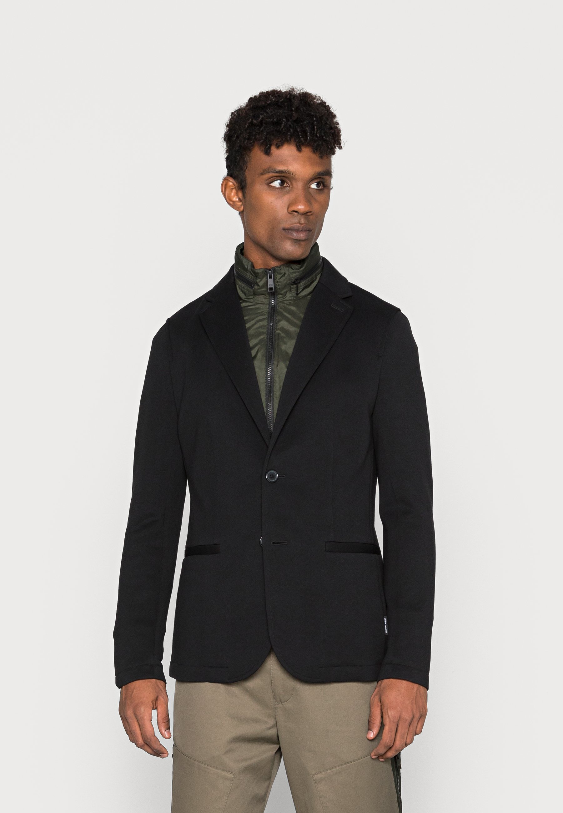 Descubrir 100+ imagen armani exchange suit Abzlocal.mx