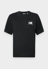 Schwarzes Baumwoll-T-Shirt mit kurzen Ärmeln und Rundhalsausschnitt, mit einem weißen grafischen Logo auf der linken Brustseite und einer glatten Textur.