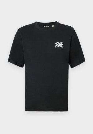 Must have musternaga T-särk lühikeste varrukatega, ümmarguse kaelusega, millel on valge graafiline logo vasakul rinnapiiril ja sile tekstuur.