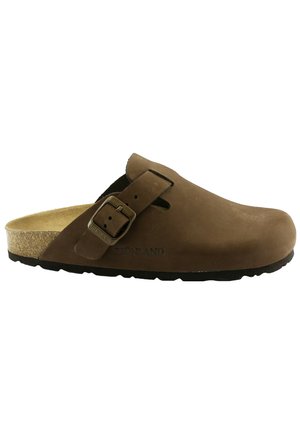Zoccolo in pelle marrone con fibbia regolabile, soletta in sughero, suola in gomma e fori di ventilazione laterali. Resistente e facile da indossare.