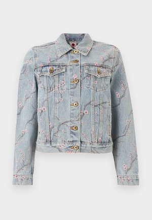 Lyseblå denimjakke med rosa blomstergrenmønster, knappestolpe foran, to brystlommer og lange ermer.