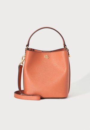 Sac seau en cuir marron avec poignée supérieure, bandoulière amovible et petit logo RL doré au centre avant.