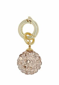 Llavero de metal dorado con una bola de cristal rosa facetada redonda y múltiples acentos brillantes, unida a un resistente anillo ovalado.
