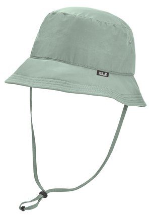 Cappello a secchiello verde chiaro con cinturino regolabile sotto il mento e piccola etichetta nera con il logo Jack Wolfskin sul lato.