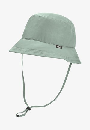 Lichtgroene bucket hat met verstelbare kinband en klein zwart Jack Wolfskin logo-label aan de zijkant.